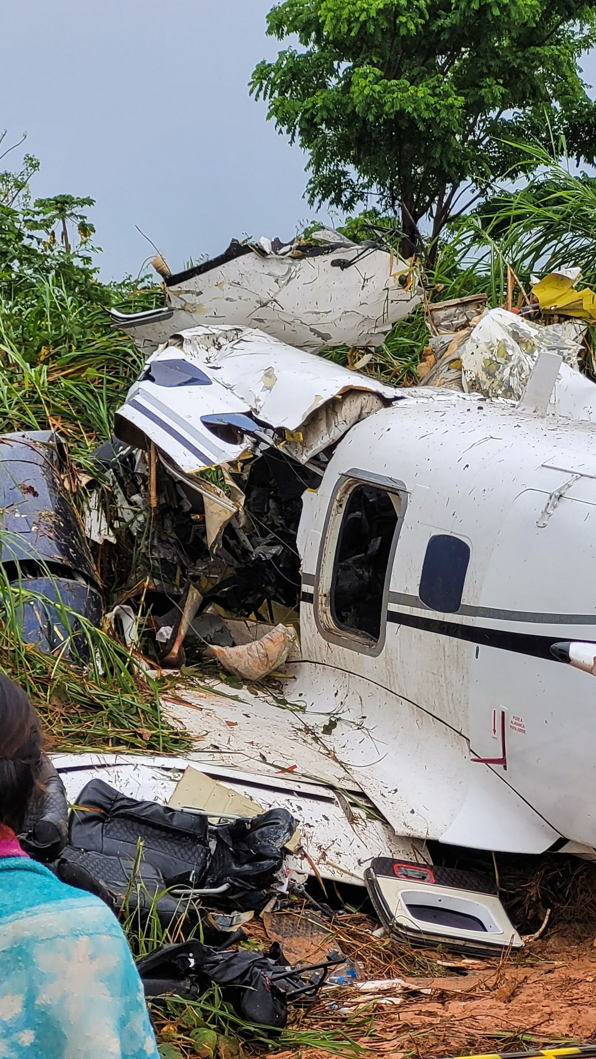 FOTO: Pesawat Jet Kecil Berpenumpang Turis Jatuh di Amazon, 14 Orang Tewas