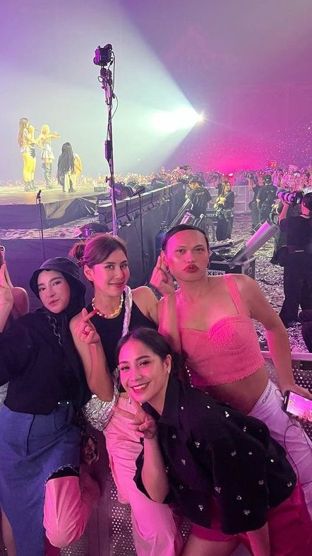 Bikin Iri Blink, 7 Foto Heboh Nagita Slavina dan Syahnaz Sadiqah Nonton BLACKPINK di Korea