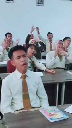 Hoki Seumur Hidup, Satu Kelas Kompak Nyanyi Lagu 'Dear God' Langsung Kena Colek Avenged Sevenfold