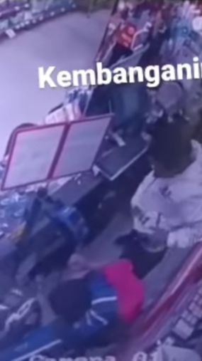 Detik-Detik Tiga Rampok Kuras Duit di Kasir Sambil 'Kunci' Leher Pegawai Perempuan