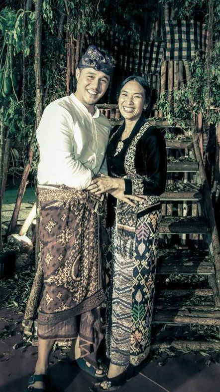 Rayakan Anniversary Ke-13, 8 Foto Mesra Happy Salma dan Suami Yang Jarang Tersorot