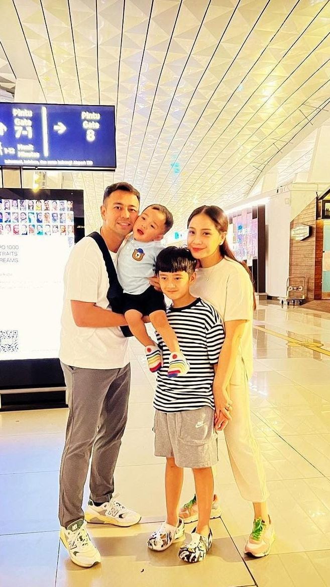 Momen Haru Perpisahan Raffi Ahmad-Nagita Slavina yang Pergi ke Spanyol, Rafathar dan Rayyanza Nangis di Bandara