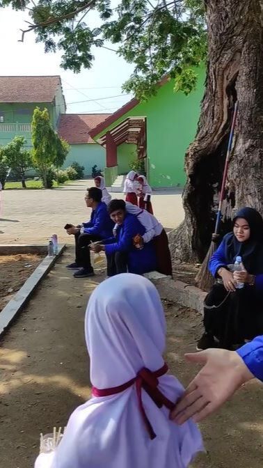 Sempat Viral karena Nempel dengan Kakak KKN, Anak Perempuan Ini Diundang ke Kampus dan Dapat Beasiswa