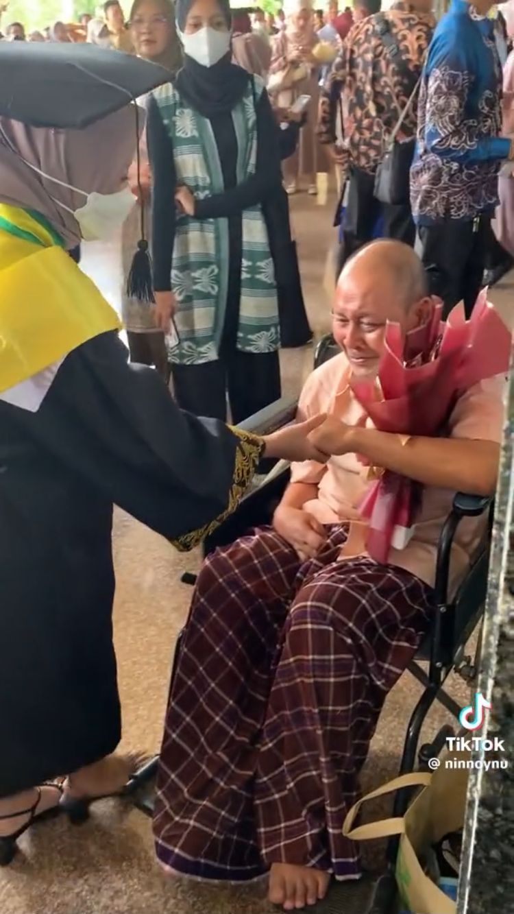 Tempuh Perjalanan 10 Jam, Momen Ayah yang Sakit Tetap Datang di Wisuda Putrinya Ini Viral