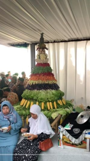 Bukan di Gedung Mewah, Pasangan Pengantin Pilih Resepsi Pernikahan di Dalam Pasar Suasananya Keren Banget