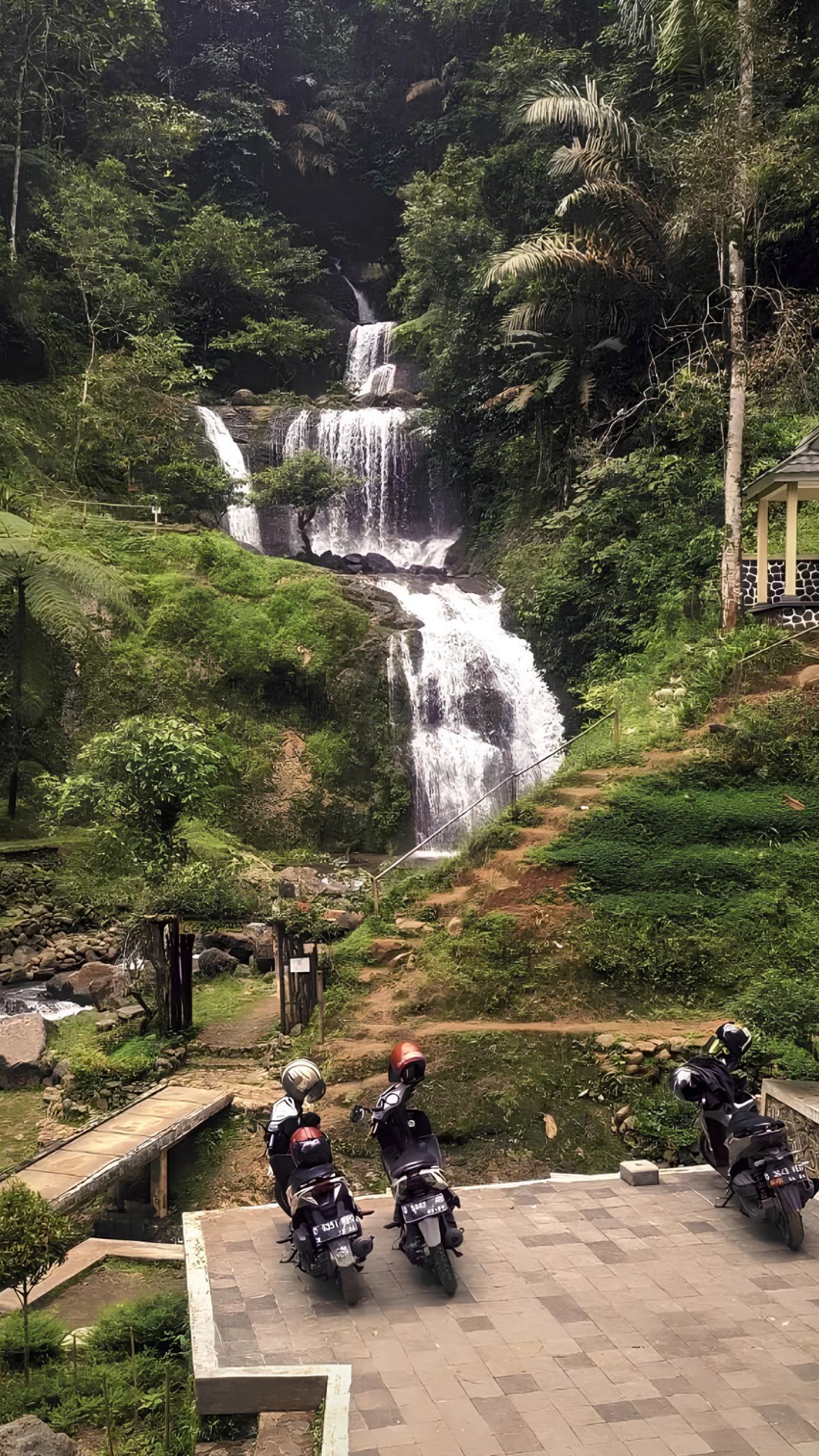 Keindahan Curug Gorobog di Sumedang, Jalurnya Berhiaskan Perbukitan Hijau dan Air Terjunnya Tingkat Tiga