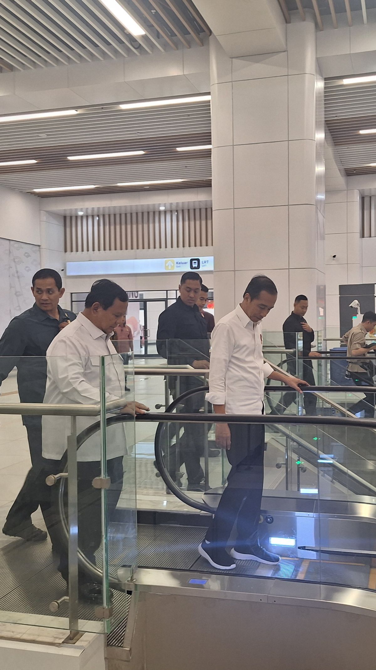 Usai Kunjungi PT Pindad, Jokowi Ajak Prabowo Jajal Kereta Cepat Bandung-Jakarta