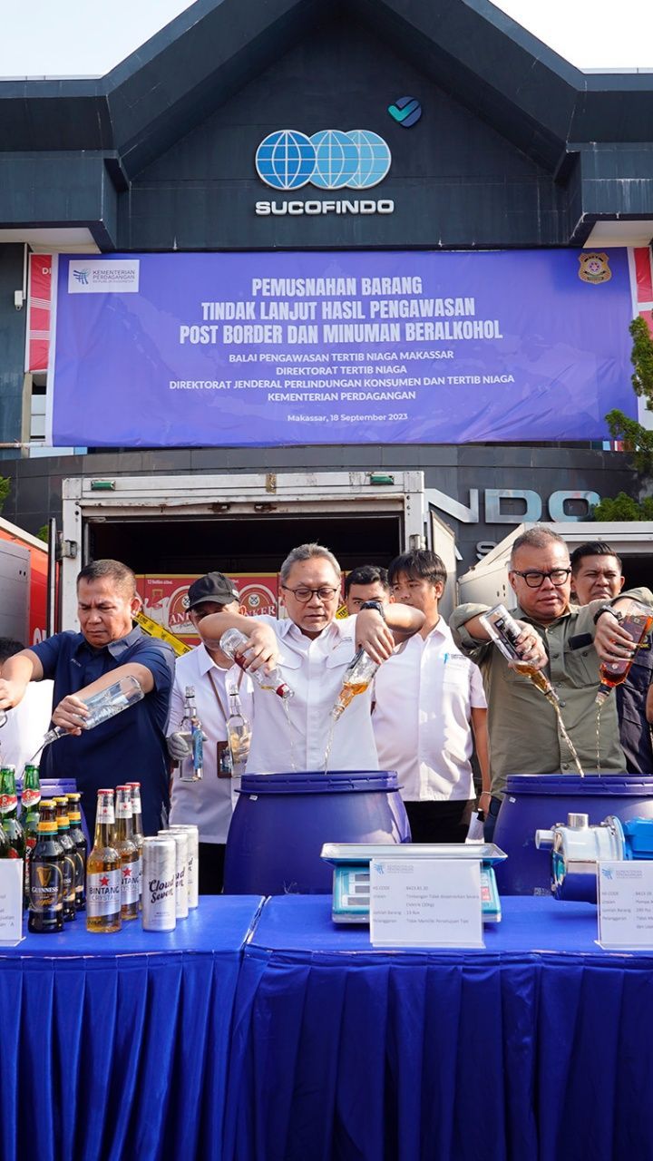 Mendag Zulkifli Hasan Musnahkan Minuman Beralkohol dan Hasil Pengawasan Post Border Senilai Rp7 Miliar