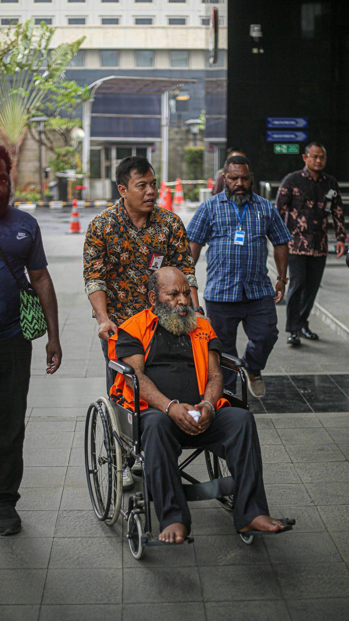 FOTO: Lukas Enembe Diperiksa KPK Terkait Dugaan Kirim Uang Miliaran Pakai Jet