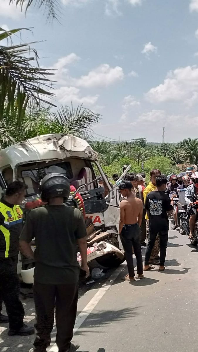 Pasien Meninggal Usai Ambulans yang Ditumpangi Ditabrak Truk CPO