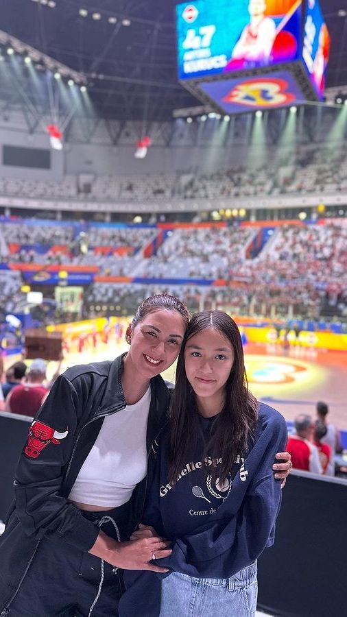 Potret Donna Agnesia dan Sabrina Nonton Pertandingan Basket, Kompak Banget Bak Bestie!