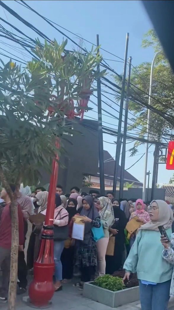 Viral Antrean Mengular Ribuan Pencari Kerja di Tepi Jalan Cianjur, Rela Desakan Masuk ke Kantor Pos