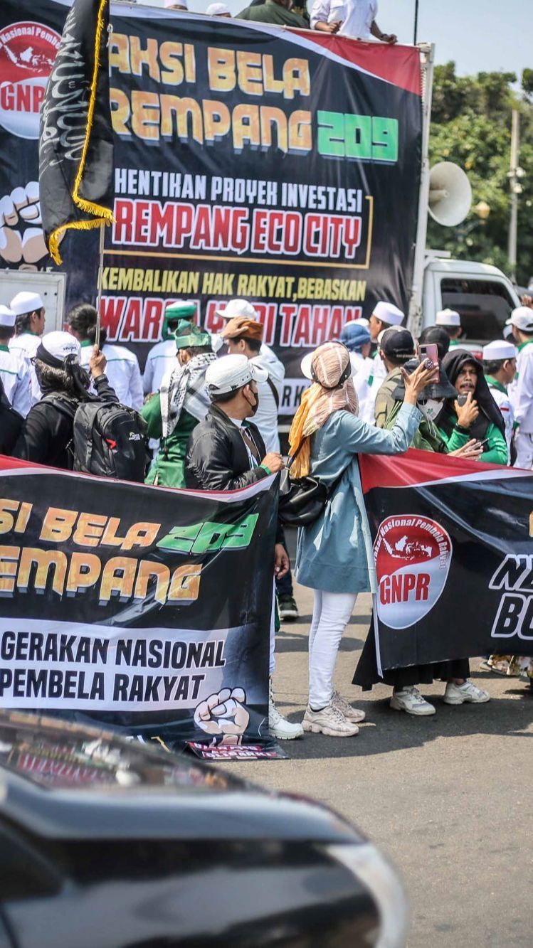 FOTO: Massa Berbagai Ormas Gelar Aksi Bela Rempang, Spanduk, Poster hingga Mobil Komando Dibawa ke Patung Kuda