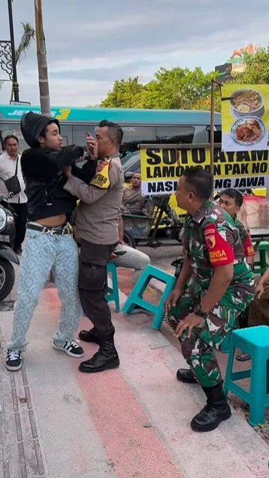 Enggak Ada Takutnya Orang Ini Embat HP Polisi, Endingnya Tak Terduga