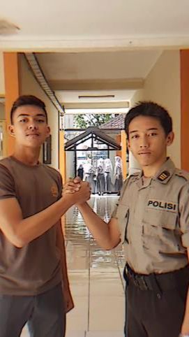 Saat SMA Kompak Foto Pakai Seragam Polisi, di Masa Depan 2 Sahabat ini Betulan jadi Polisi