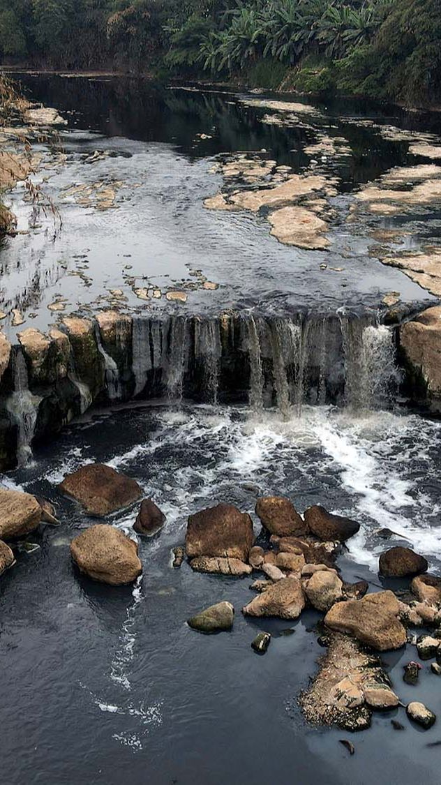 FOTO: Airnya Hitam dan Bau, Begini Potret Miris Curug Parigi di Bekasi yang Dulunya Indah Kini Tercemar Limbah