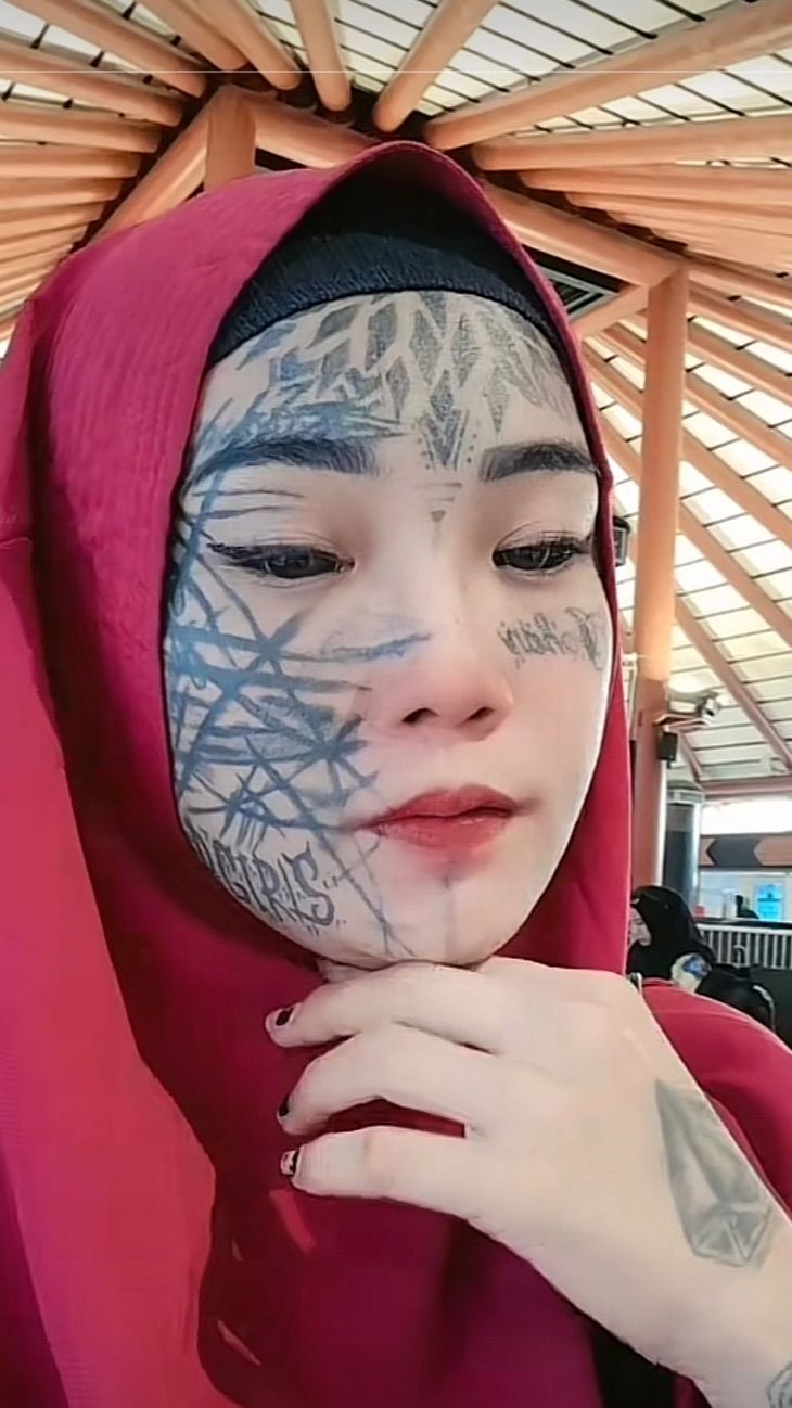 Putuskan Lepas Hijab Usai Hijrah, Intip Potret Terbaru Mondy Tatto Wanita Punk yang Tato di Mata