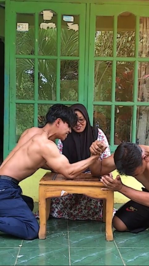 Viral Bapak Vs Anak Berbadan Besar Adu Panco, Netizen Malah Salfok Otot Emaknya