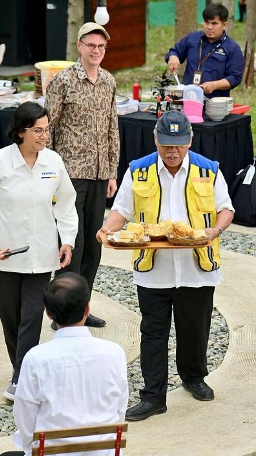 FOTO: Gaya Menteri PUPR Jadi Pramusaji di IKN, Hidangkan Sarapan untuk Jokowi