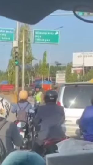 Bak Main Petak Umpet ini Momen Siswi Tak Pakai Helm Hindari Razia Polisi, Warganet Sebut 'Kompak dan Gotong Royong'