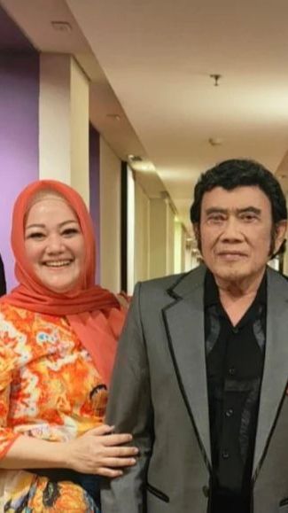 Akrab sama Semua Adiknya, Ini Potret Debby Putri Rhoma Irama yang Mungkin Belum Kamu Tahu