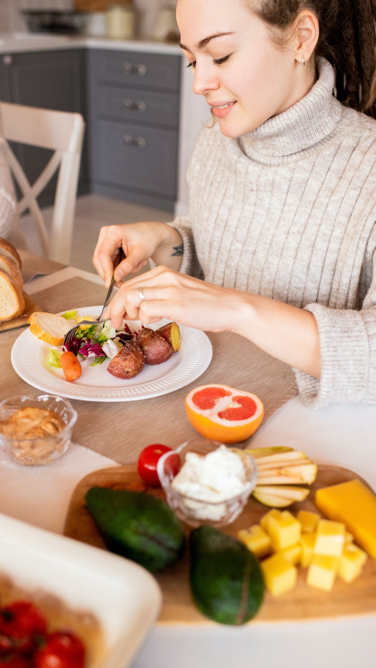 7 Hal yang Tidak Boleh Dilakukan Setelah Makan, Mulai Minum Air Hingga Merokok