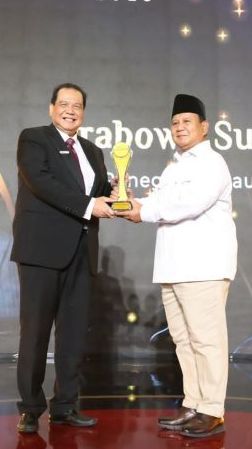 Prabowo Raih Penghargaan Tokoh Peneguh Kedaulatan