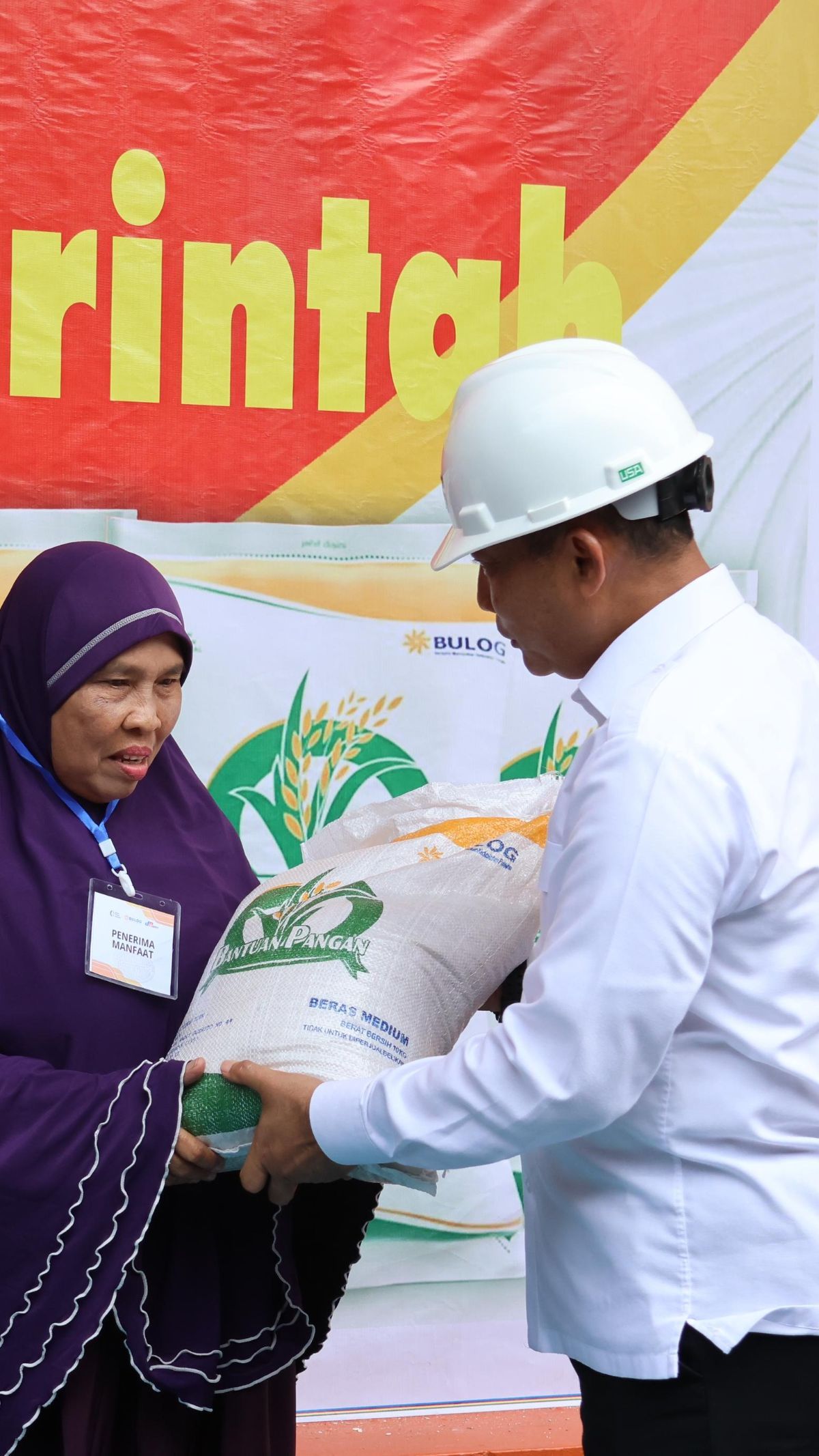 Dirut BULOG Salurkan Langsung Beras Bantuan Pangan ke Masyarakat di Balikpapan