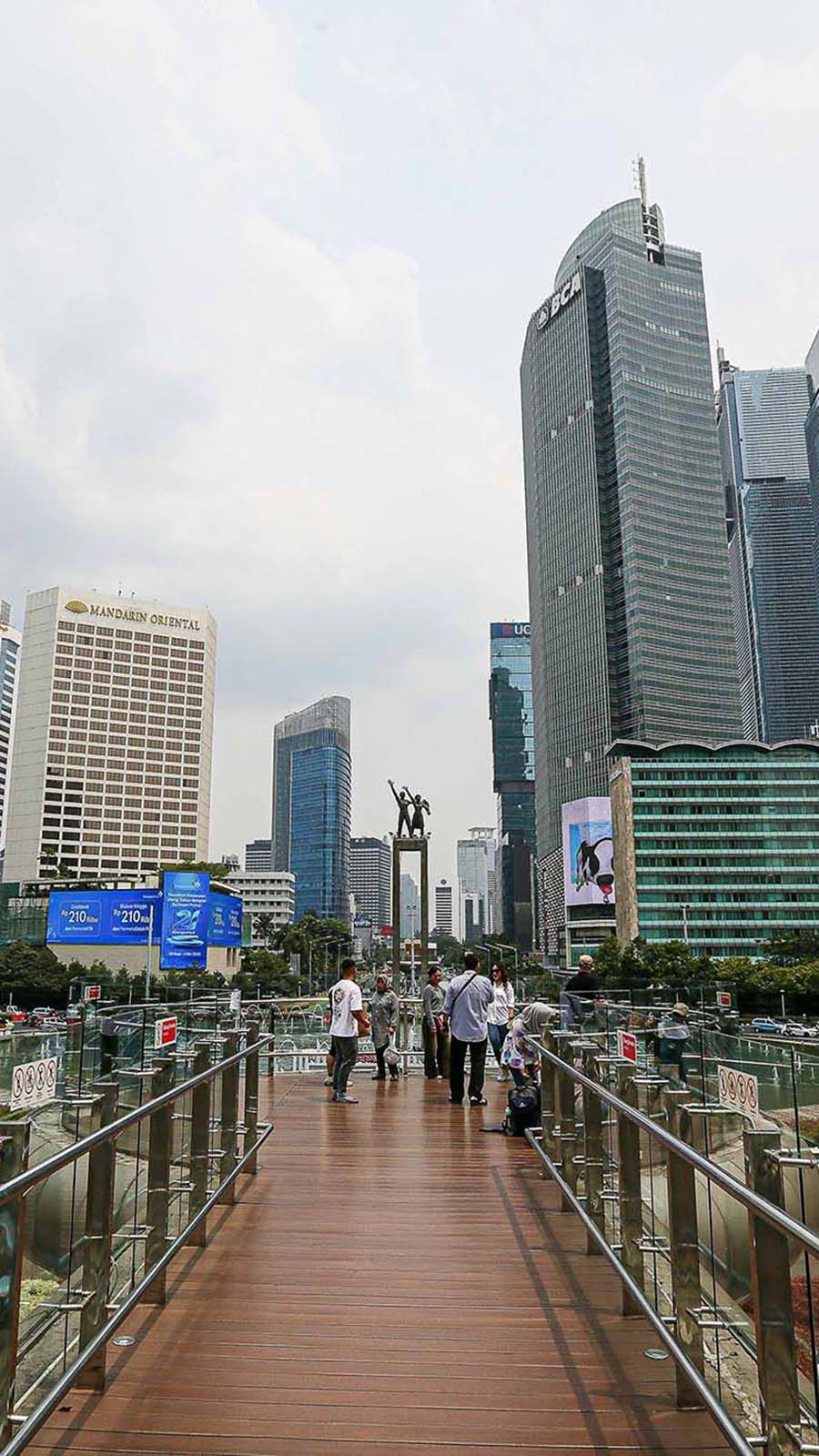 FOTO: Penampakan Langit Kelabu Selimuti Jakarta, Mendung atau Polusi Udara?