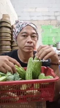 Ini Sosok Bang Madun Pemilik Warung Nyak Kopsah yang Viral