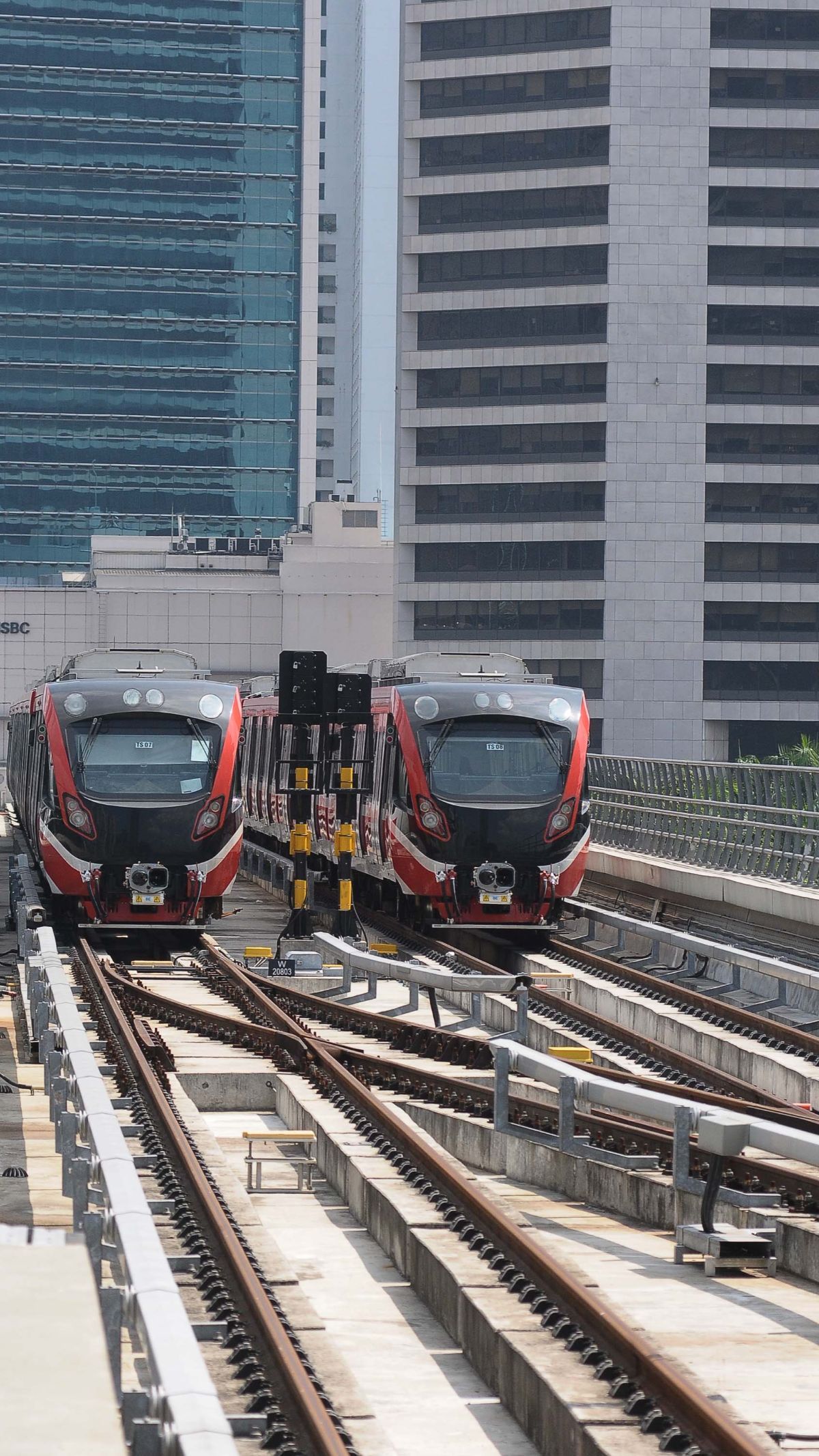 Penjelasan LRT Jabodebek soal Viral AC Bocor Bikin Lantai Basah