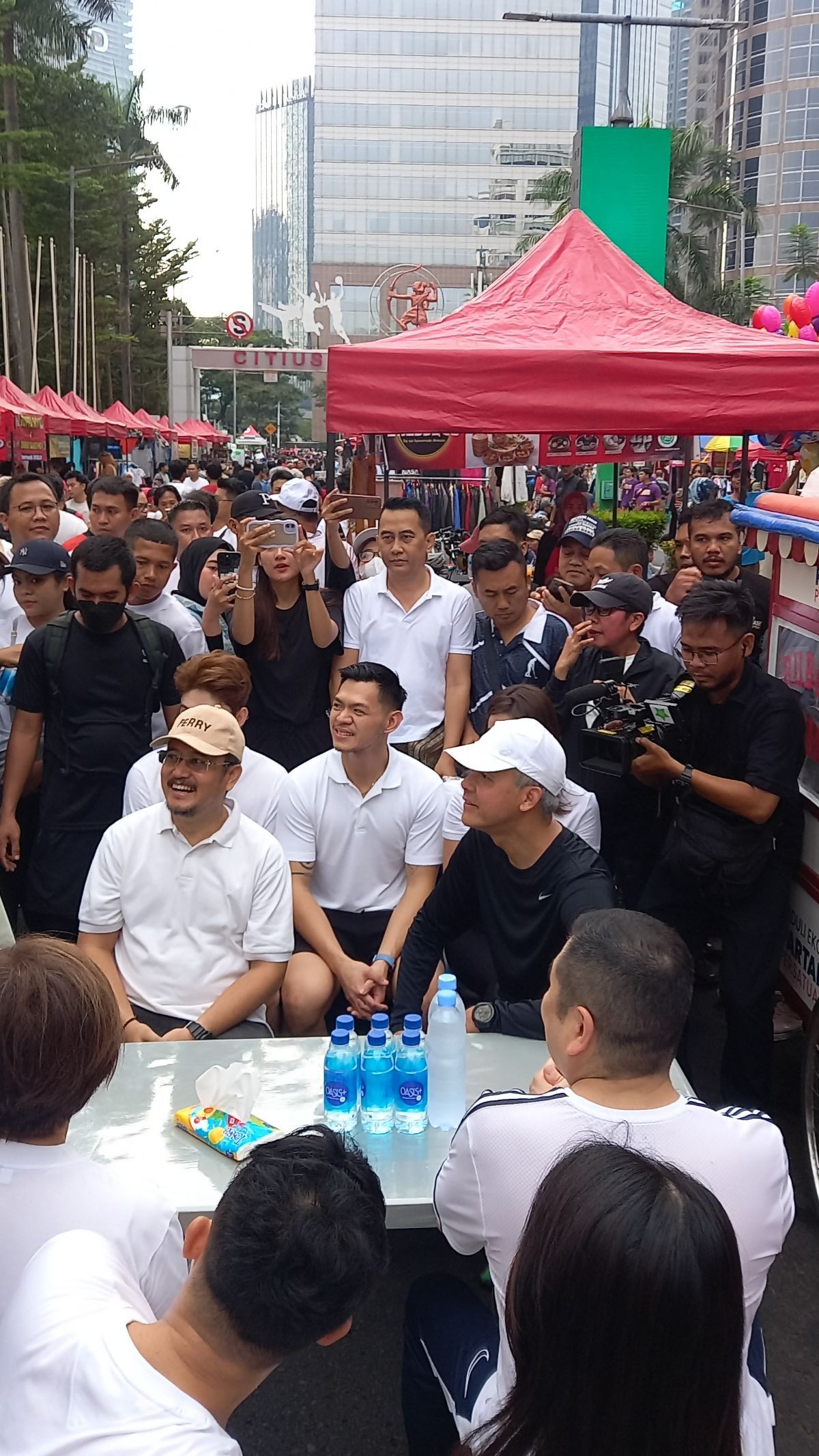 Ganjar dan Hary Tanoesoedibjo Lari Pagi di Senayan, Makan Bubur Di Gerobak Perindo