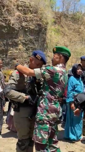 Momen Ayah TNI Pasangkan Baret ke Anaknya yang Jadi Brimob, Disuruh Pushup lalu Dipukul