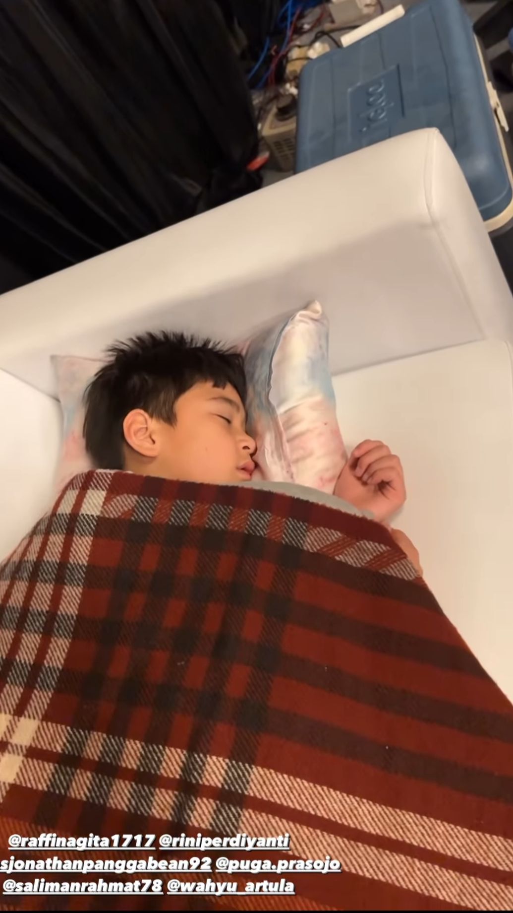 Momen Kocak Rafathar Tertidur di Backstage saat Sang Papa Raffi Ahmad Manggung, Lala 'Serasa di Rumah Pake Bantal, Guling, Selimut'