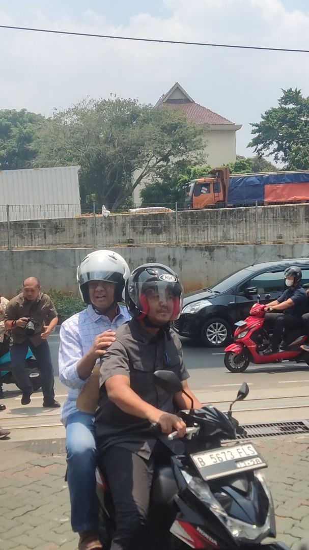 Anies Urus SKCK di Cilandak Naik Motor, Begini Alasannya