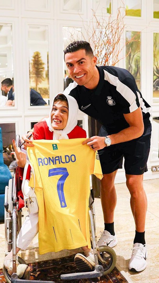 Pelukis Iran terkenal Fatima Bahagia KetemuSang Idola, Kapten Al Nassr Cristiano Ronaldo Langung Memeluknya