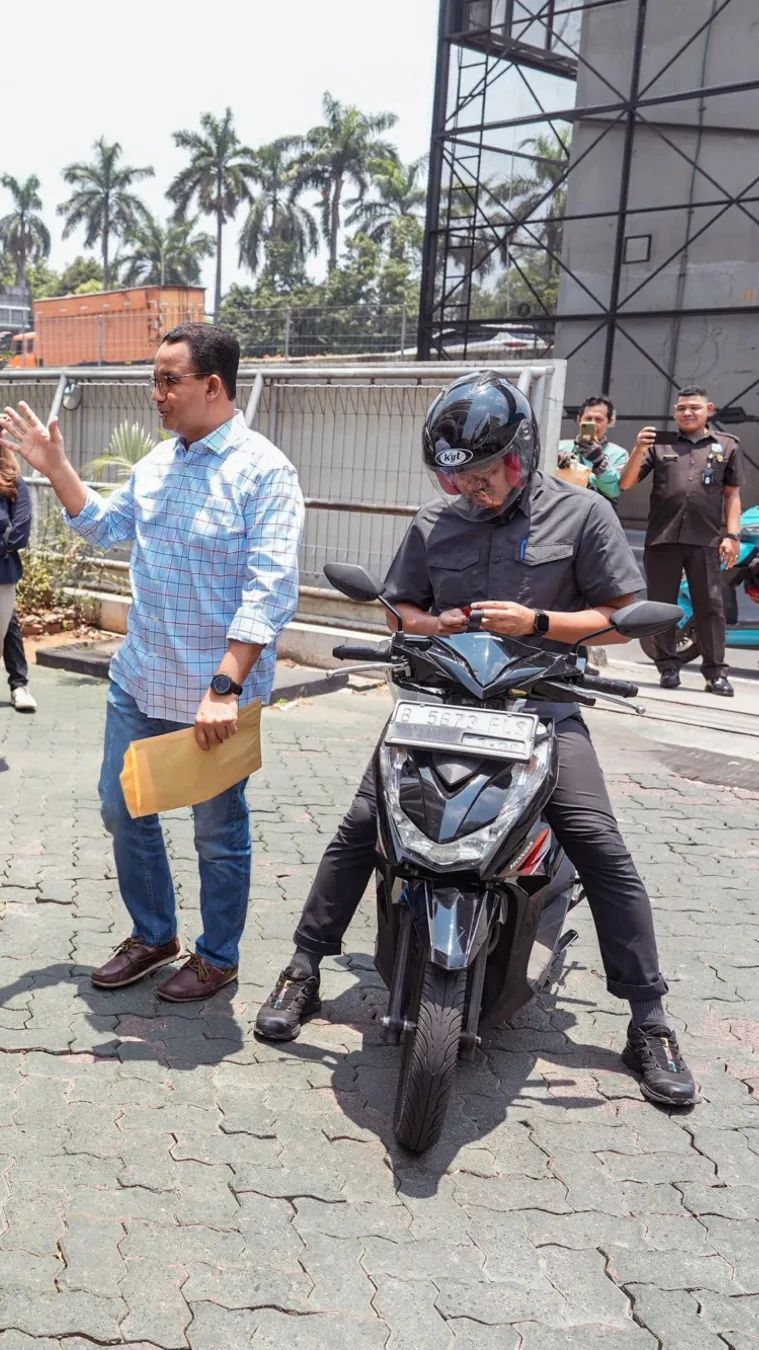 VIDEO: Capres Anies Panas-panasan Urus SKCK Naik Motor di Cilandak