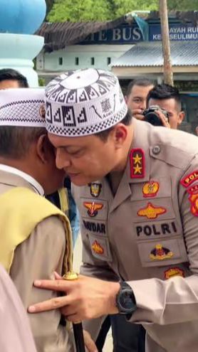 Momen Jenderal Polisi Keturunan Nabi Muhammad Datangi Pondok Pesantren, Beri Hadiah Mukjizat Terbesar Rasulullah