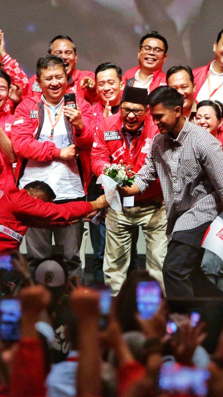 VIDEO: Momen Ketum PSI Kaesang Berlutut Terima Bunga Mawar dari Bro Giring