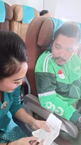 Pria Berjaket Ojek Online Bikin Pramugari Senyum, Luar Biasa Terbang Medan-Jogja Demi Bakpia