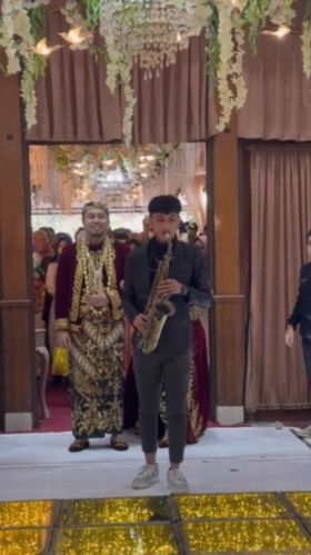 Nyeleneh! Pasangan Tak Pakai Iringan Musik Cinta saat Kirab Nikah, Malah Lagu Kartun Bikin Ngakak