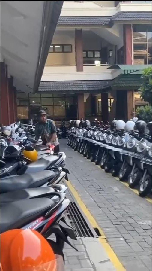 Keren! Parkiran Motor di Kampus Ini Bak Showroom, Netizen Penasaran Sosok Abang Parkirnya