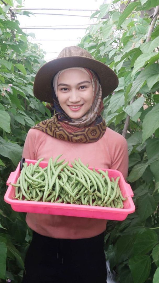 10 Potret Melody Eks JKT48 Saat Berkebun, Viral Disebut Lebih Cocok jadi Duta Petani Milenial