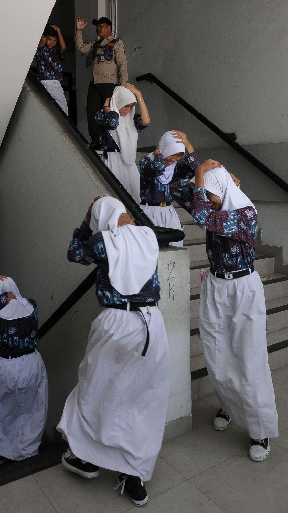 FOTO: Membekali Pelajar dengan Edukasi Tanggap Bencana Gempa Bumi di SMPN 198 Jakarta