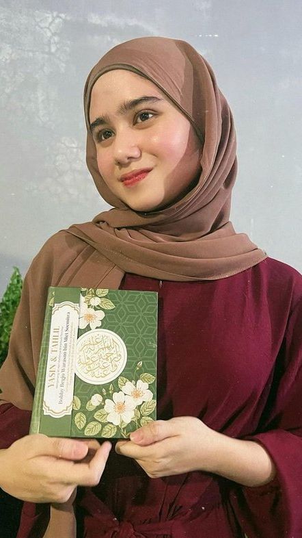 Didoakan Segera Istiqomah, 8 Foto Berhijab Tissa Biani Saat Hadiri Kajian