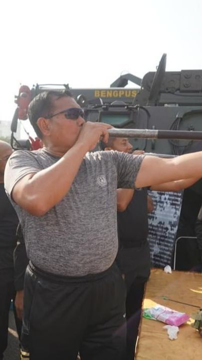 Berkaos Olahraga, Potret Panglima TNI Jajal Sumpit Kostrad, Anak Buah Fokus Menyaksikan