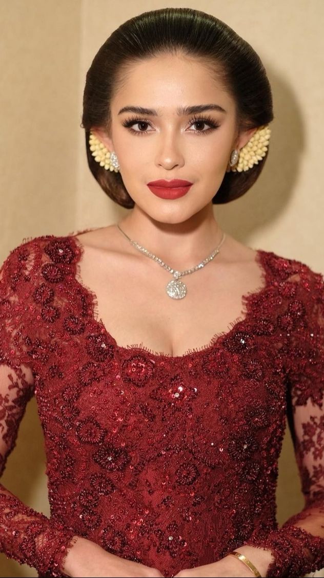 Cantik Banget, Berikut Ini Beberapa Potret Yasmine Wildblood Pakai Kebaya dan Sanggul