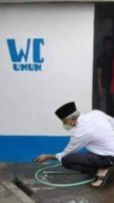 Viral Foto Ganjar Pranowo Bersihkan WC Umum, Simak Faktanya