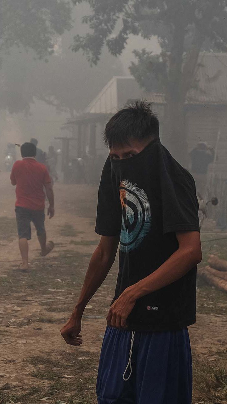 FOTO: Potret Permukiman di Sumsel Dikepung Asap Tebal Karhutla, Warga Pakai Pelindung Seadanya