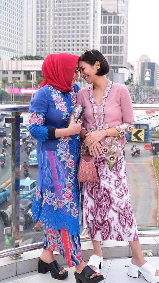 10 Potret Cantik Caca Tengker Kompak Pakai Kebaya dengan Mama Rieta, Penampilannya Curi Perhatian